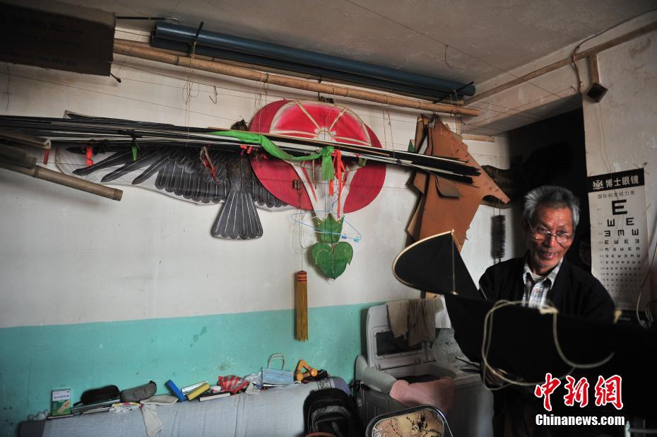 بالصور: حرفي شعبي ينغمس في صنع الطائرات الورقية اليدوية