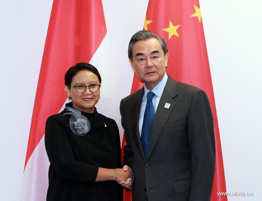 وزير الخارجية الصيني يلتقي نظيرته الاندونيسية بشأن تعميق العلاقات