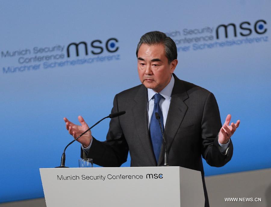 وزير خارجية الصين يدعو إلى التمسك بالتعاون