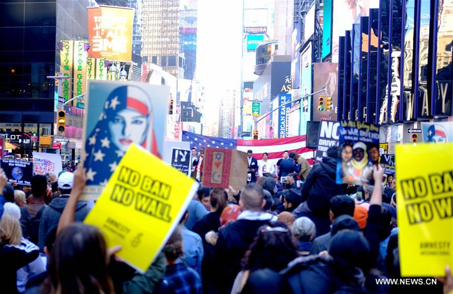 تقرير اخباري: مسيرات وتجمعات في نيويورك وشيكاغو احتجاجا على سياسات ترامب بشأن الهجرة