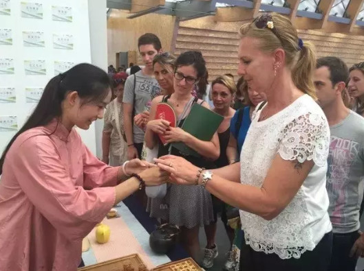 بالصور: جامعة صينية تدرس مراسم تقديم الشاي