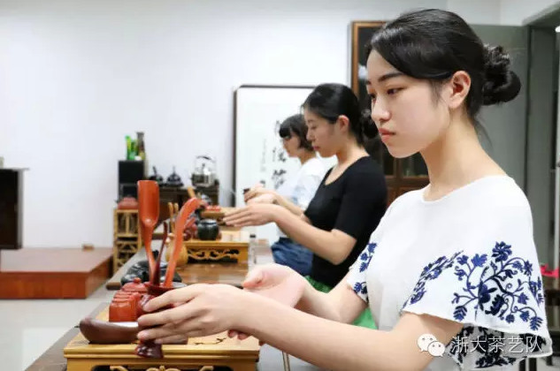 بالصور: جامعة صينية تدرس مراسم تقديم الشاي