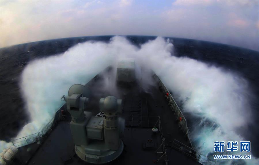 القوات البحرية الصينية تجري مناورة بالذخيرة الحية في غرب المحيط الهادئ