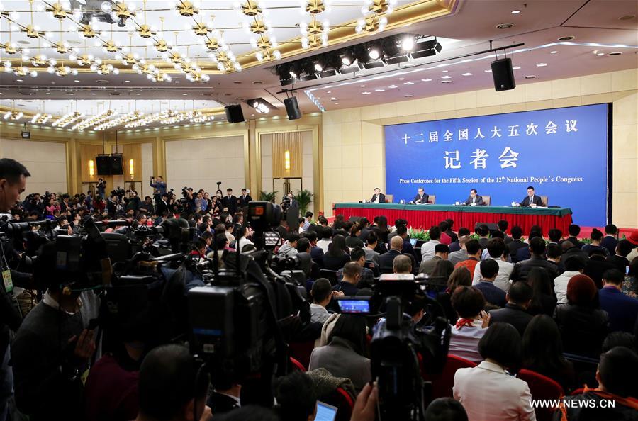 وزير الخارجية الصيني يقابل وسائل الإعلام