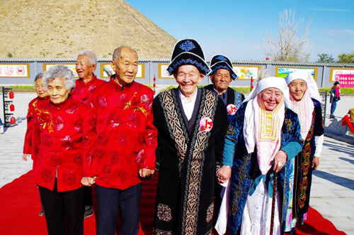 الرئيس شي يهتم بأبناء قومية الويغور ويدعو إلى الوحدة الوطنية