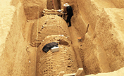 اكتشاف مقبرة قديمة على شكل هرم بموقع بناء في مدينة تشنغتشو