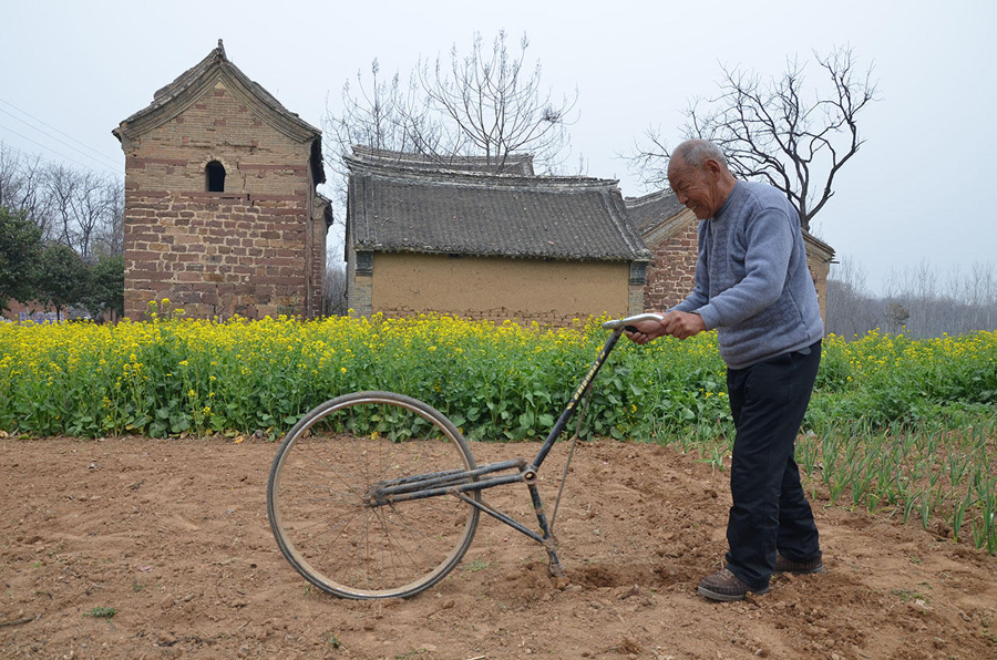 مسن صيني يحول الدراجة الهوائية إلى جرافة