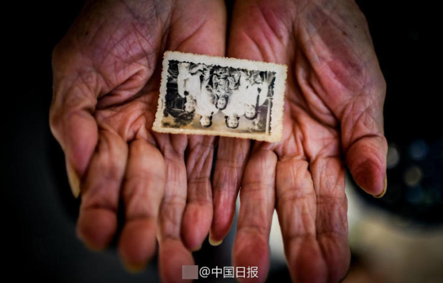 عجوز صينية عمرها 104 عام تمارس هواية التصوير