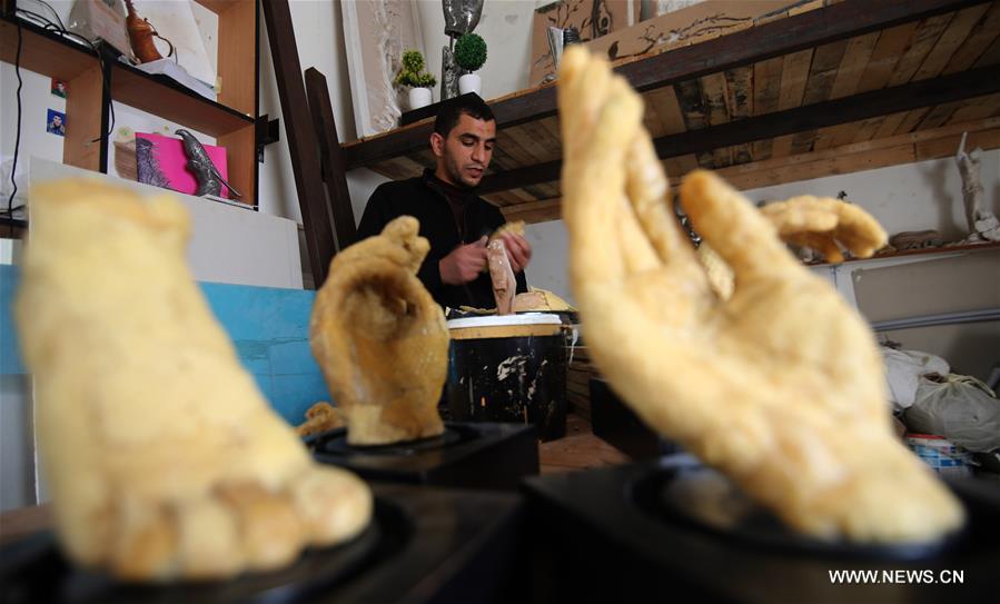 فنان فلسطيني يصنع أطرافًا بشرية من شمع العسل