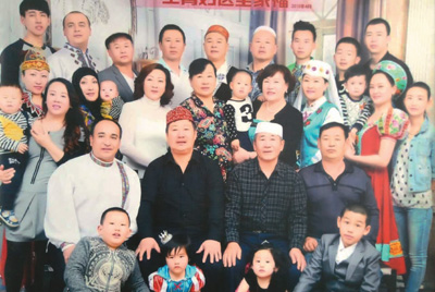 عائلة صينية كبيرة من سبع قوميات مختلفة .. مثال لقابلية الانسجام وإمكانية التعايش