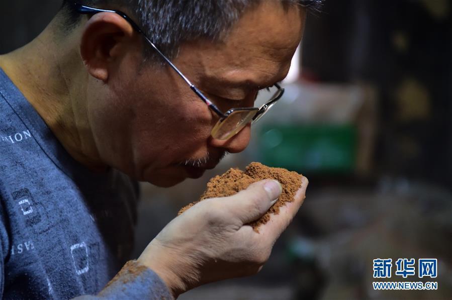 أحفاد التجار العرب يصنعون البخور فى تشيوانتشو منذ 300 سنة