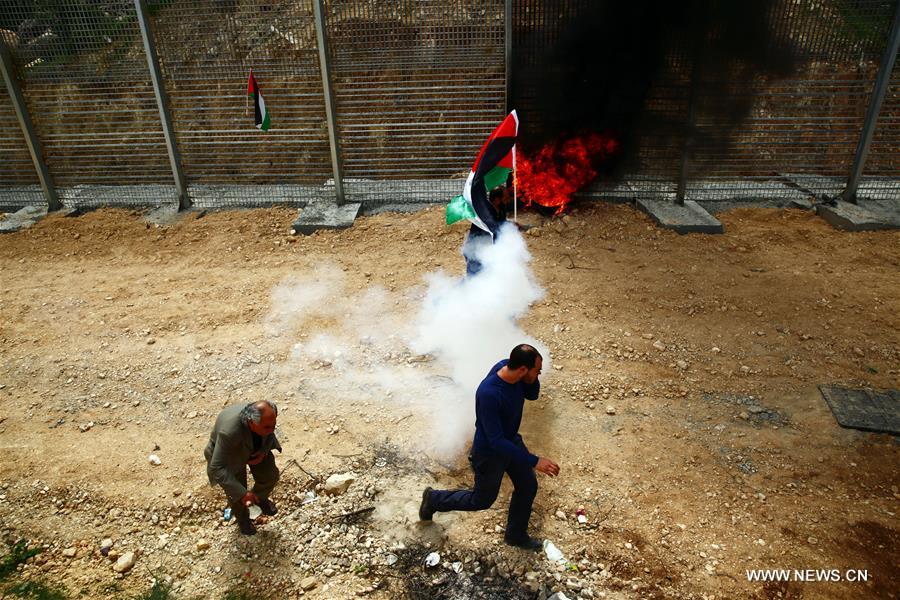 مواجهات بين فلسطينيين وجنود إسرائيليين خلال إحياء ذكرى يوم الأرض في الضفة الغربية