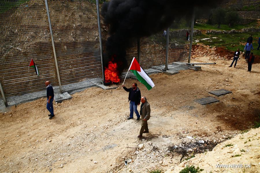 مواجهات بين فلسطينيين وجنود إسرائيليين خلال إحياء ذكرى يوم الأرض في الضفة الغربية