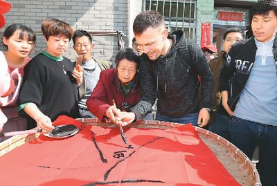 السياح الأجانب يتعرفون على ثقافة دودة القز في الصين