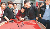 السياح الأجانب يتعرفون على ثقافة دودة القز في الصين