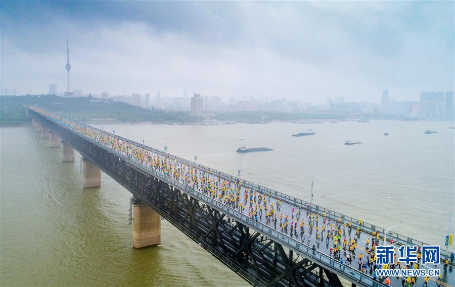 سباق ماراثون في جسر ووهان الكبير على نهر اليانغتسى  