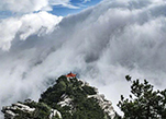شلالات خلابة من السحب على قمم جبل لوشان