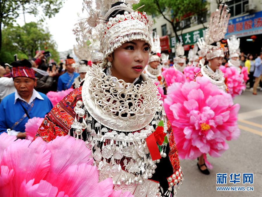 قومية مياو الصينية تحتفل بعيد الأخوات