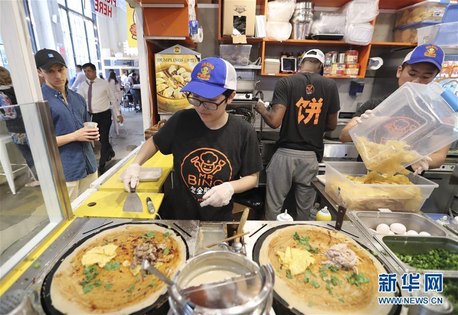 شاب أمريكي يبيع الخبز المرقوق الصيني في نيويورك