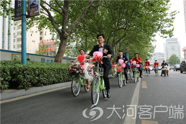 رجل يستقبل عروسه ب 50 دراجة تشاركية