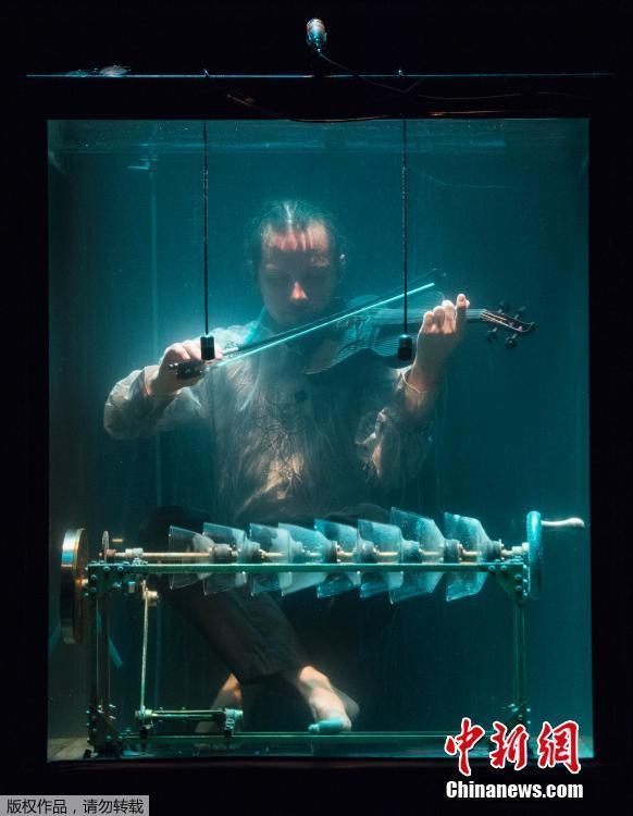 أول فرقة موسيقية تحت الماء في العالم