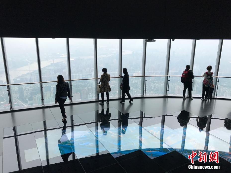 أعلى عمارة فى الصين تفتح طابقا لمشاهدة معالم المدينة