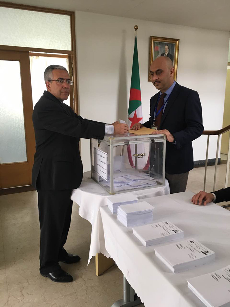 السفارة الجزائرية لدى بكين تستقبل أعضاء الجالية للتصويت في انتخابات المجلس الشعبي الوطني الجزائري