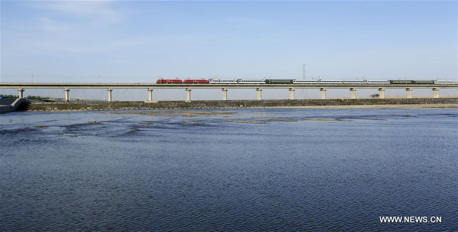 الحزام والطريق: خط السكك الحديدية الرابط بين لانتشو وأورومتشي بطول 1776 كم في شمال غربي الصين