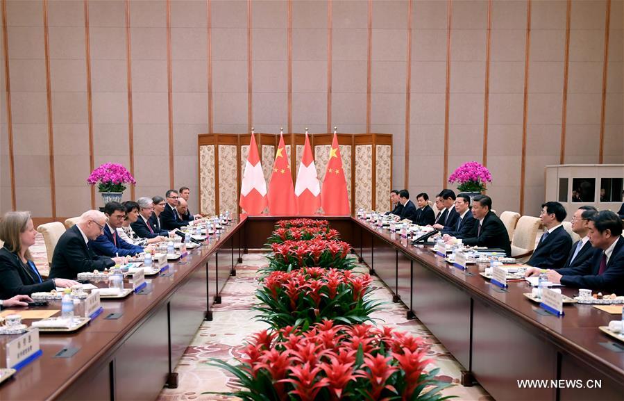 الرئيس شي يحث على ترقية اتفاقية التجارة الحرة مع سويسرا