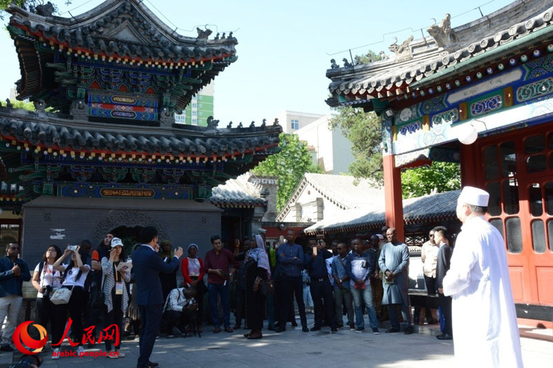 الصحفيون الصينيون والأجانب يزورون مسجد نيوجيه ومعبد لاما