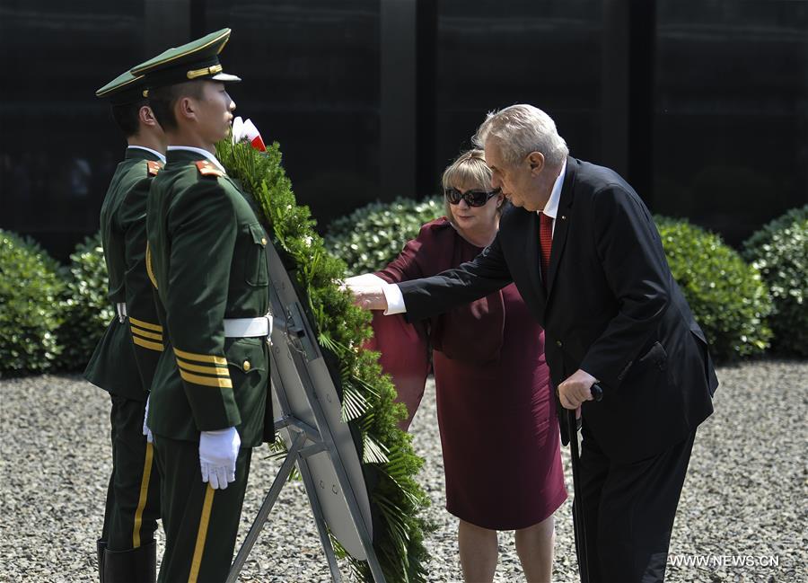 رئيس التشيك يزور النصب التذكاري لمذبحة نانجينغ