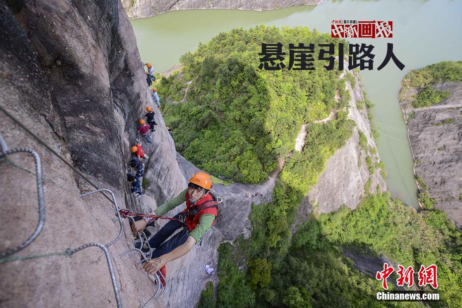 قصة بالصور: مرشدون سياحيون يعملون في المرتفعات الخطيرة