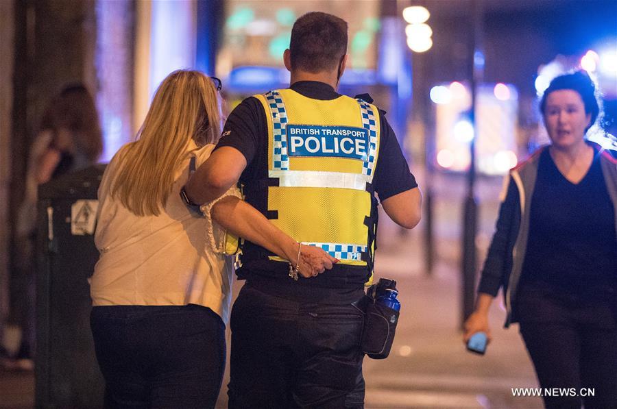مقتل 19 شخصا وإصابة العشرات بانفجار خارج قاعة مانشستر أرينا للحفلات