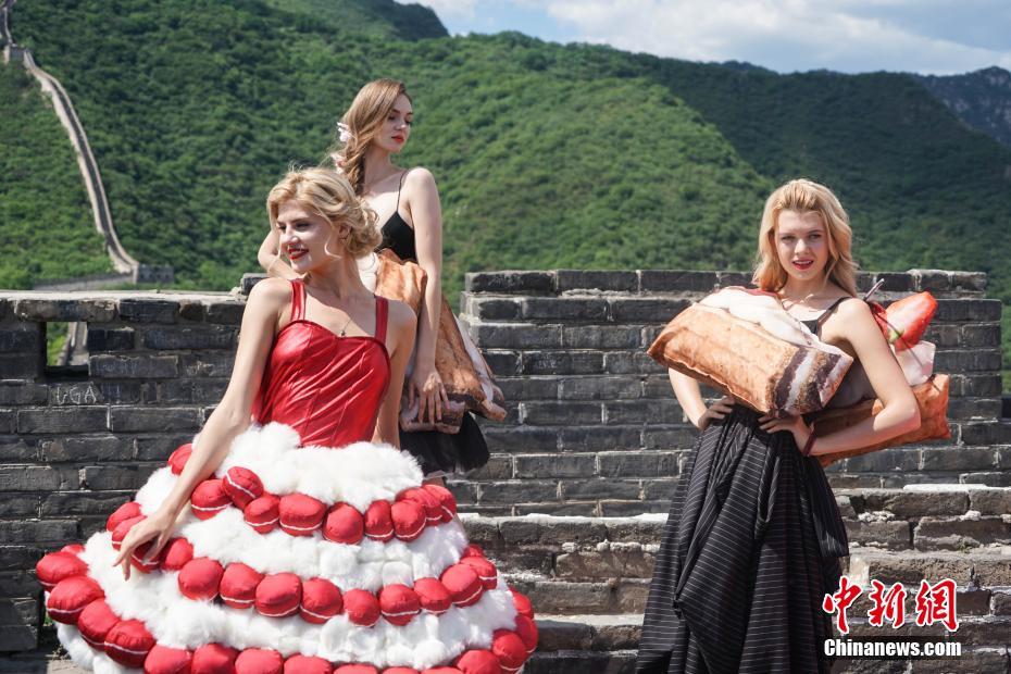 عارضات أزياء أجنبيات يتسلقن سور الصين العظيم