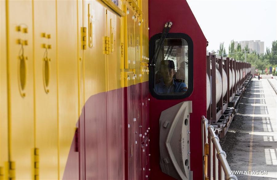 الصين تصدر مواد كيميائية سائلة إلى أوروبا عبر قطار الشحن