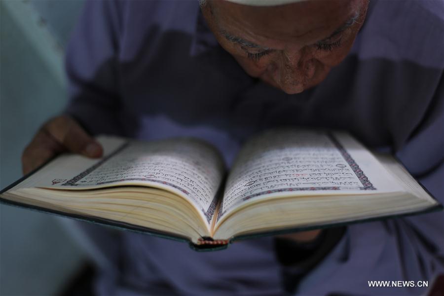 فلسطينيون يقرأون القرآن في ثاني أيام شهر رمضان