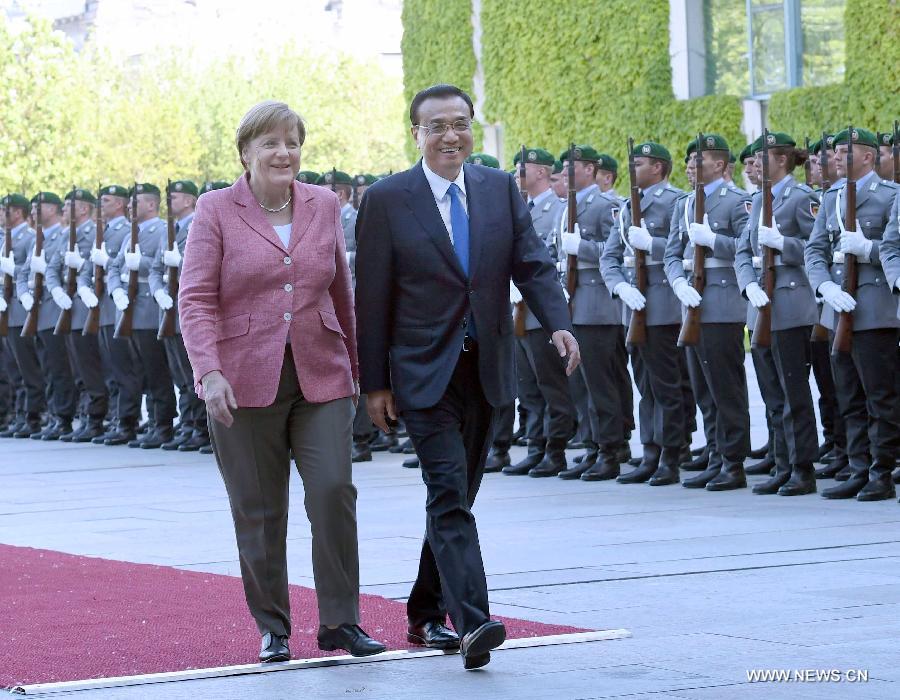 رئيس مجلس الدولة الصيني يحث على بذل جهود مشتركة مع ألمانيا لتعزيز تحرير التجارة