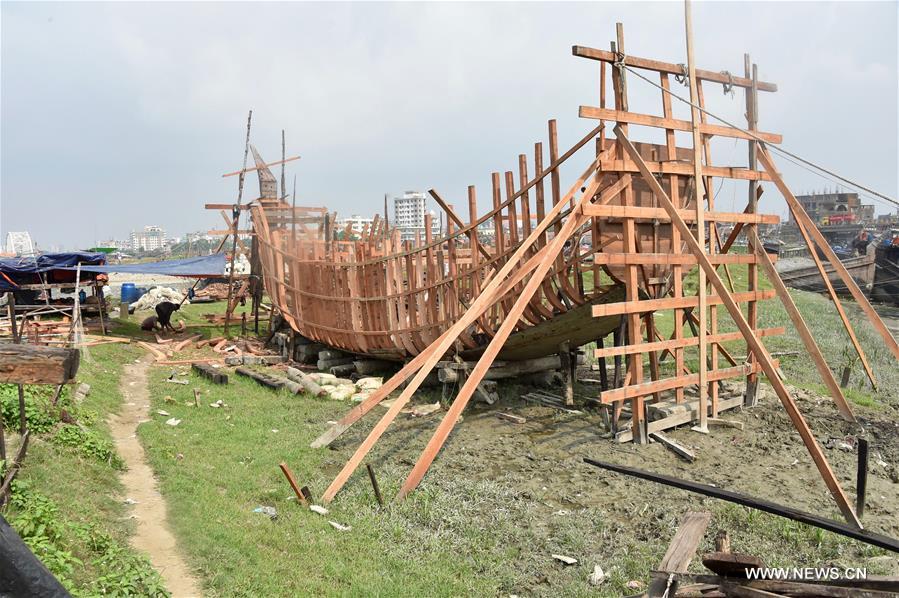 بناء قارب خشبي في بنغلاديش