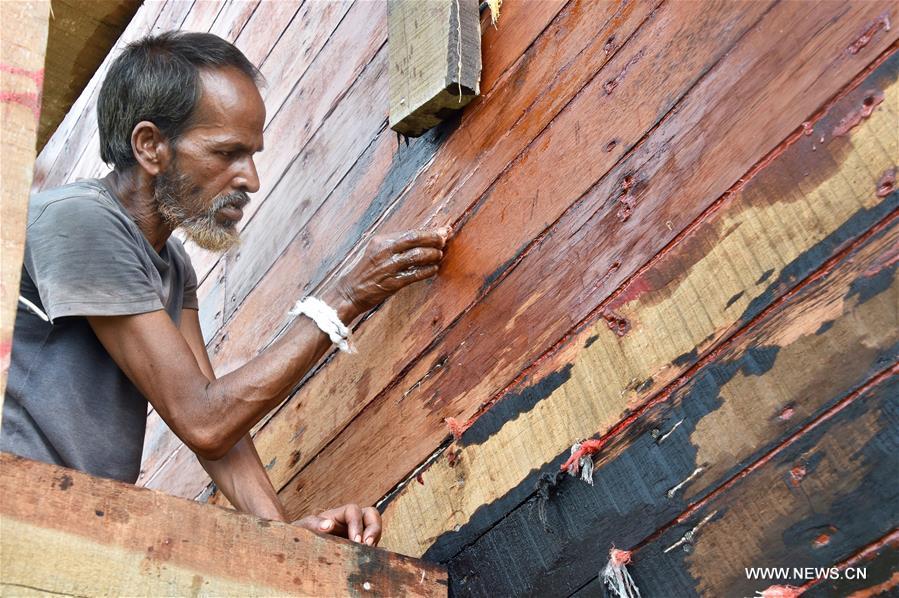 بناء قارب خشبي في بنغلاديش