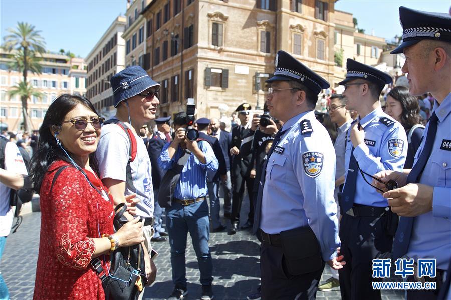 ضباط شرطة صينيون يبدؤون دوريات في 4 مدن ايطالية