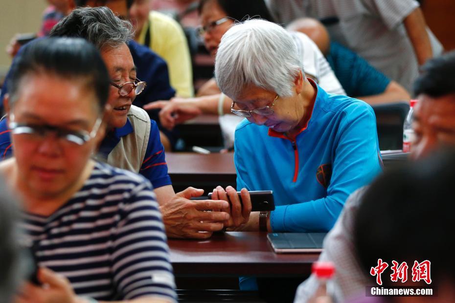 بكين تساعد المسنين ضعيفي البصر على استخدام تطبيق الهواتف