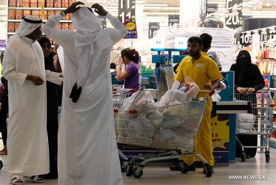 بعد قطع العلاقات.. تزاحم في متاجر قطر لتخزين المواد الغذائية