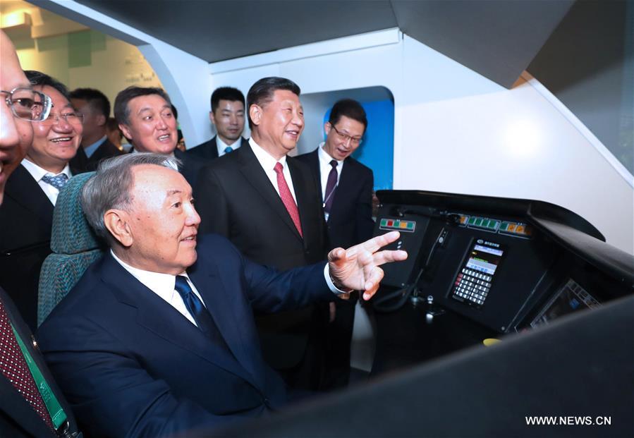 شي يزور الجناح الصيني في معرض أستانا ويتطلع إلى تعزيز النقل عبر الحدود