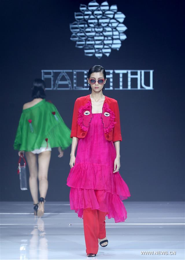 مقالة : من التقليد إلى الإبداع..صناعة الأزياء في الصين تحصل على الدفع التكنولوجي