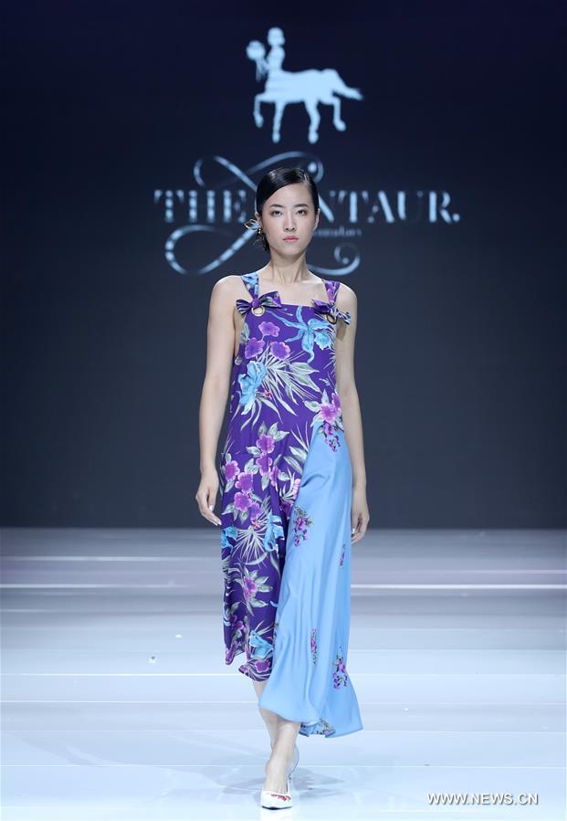 مقالة : من التقليد إلى الإبداع..صناعة الأزياء في الصين تحصل على الدفع التكنولوجي