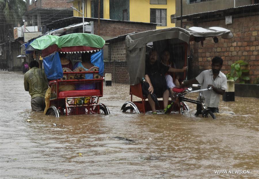 الفيضانات تودي بحياة 12 شخصا شمال شرقي الهند