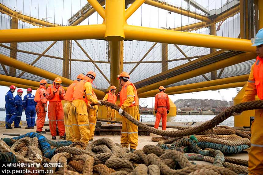 نقل منصة الصيد الضخمة صينية الصنع إلى النرويج