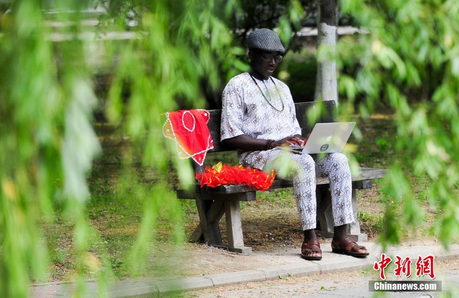 قصة بالصور: عشق  شاب أفريقي لأوبرا الشعبية الصينية