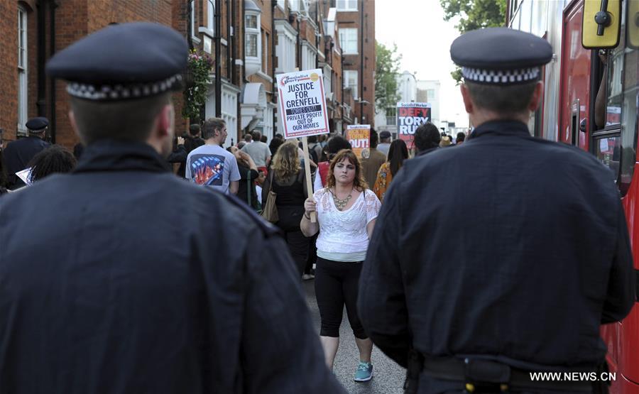 المتظاهرون يقتحمون مجلس بلدية كنسينجتون في لندن على خلفية احتراق أحد المباني السكنية