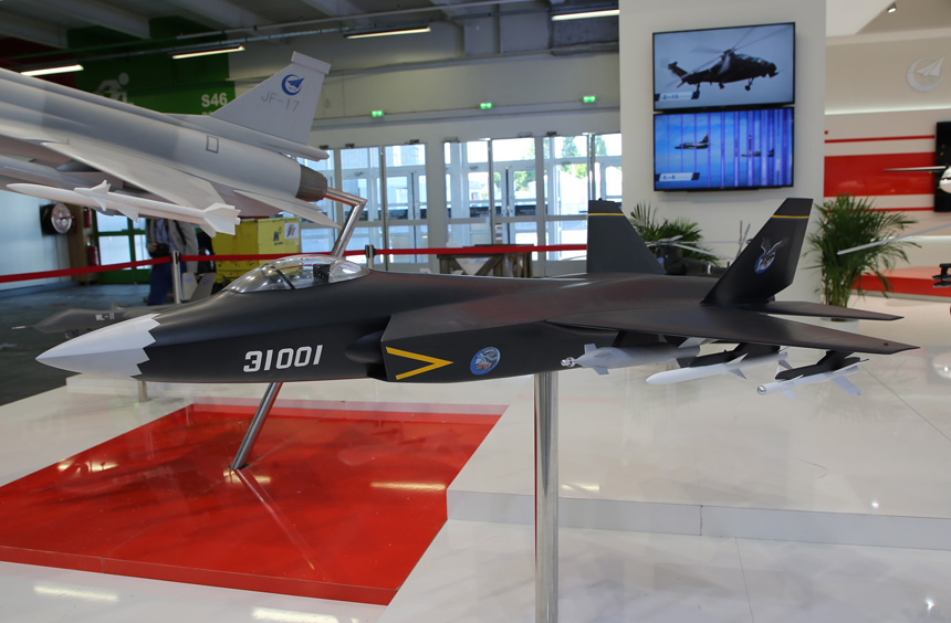 أحدث مقاتلة شبح صينية تعرض في معرض باريس الجوي